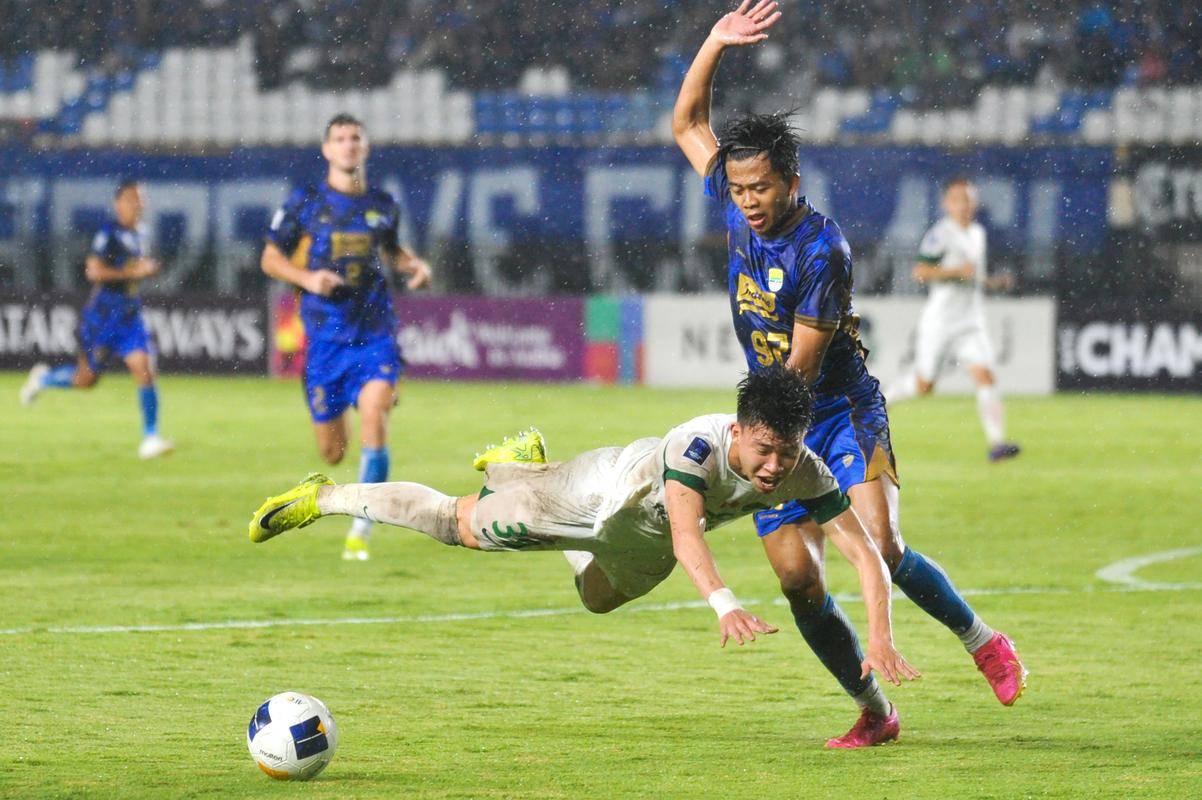 今夜亚冠焦点战,塞维利亚战术微调,引发热议,阵容厚度经受考验的简单介绍 今夜亚冠焦点战,塞维利亚战术微调,引发热议,阵容厚度经受考验的简单介绍